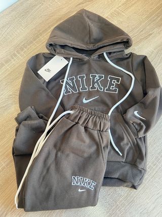 Conjunto chándal Nike marrón niñ@