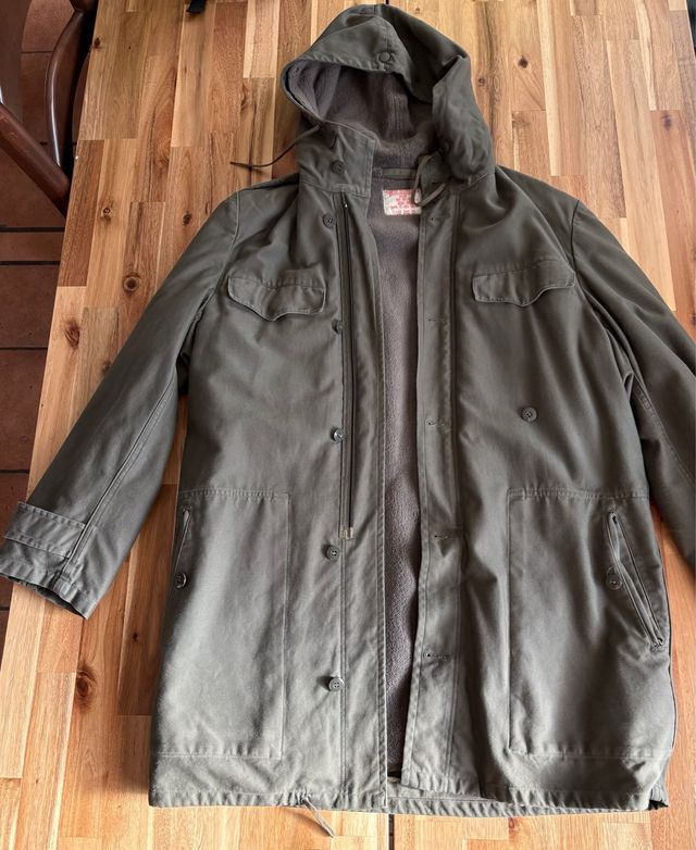 Chaqueta militar verde con capucha