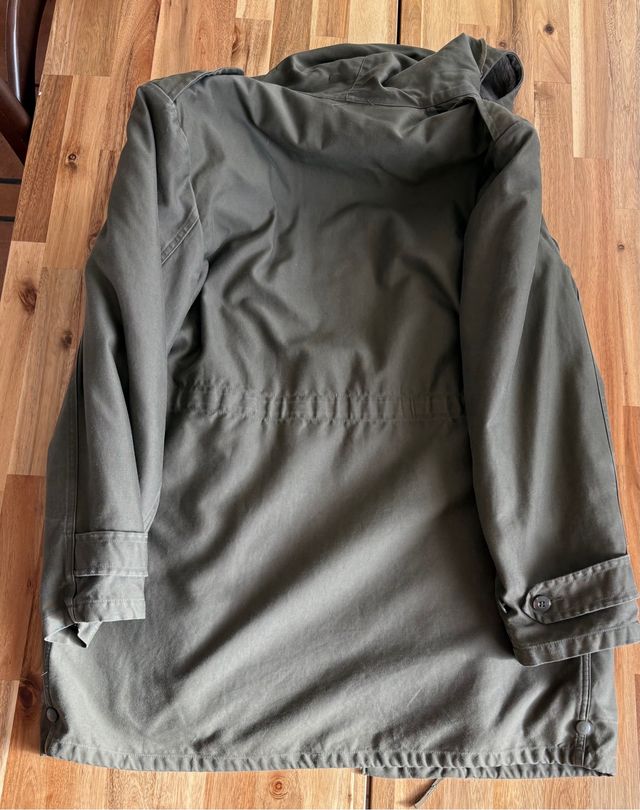 Chaqueta militar verde con capucha