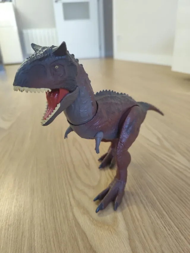 Figura Carnotauro Jurassic World.