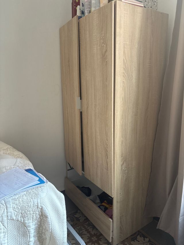 Armario de madera marrón