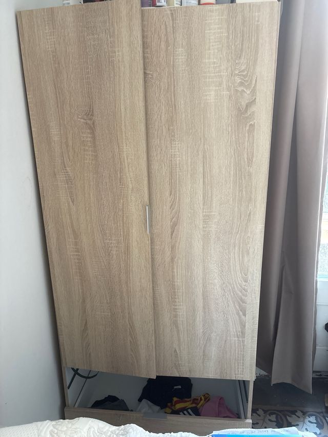 Armario de madera marrón