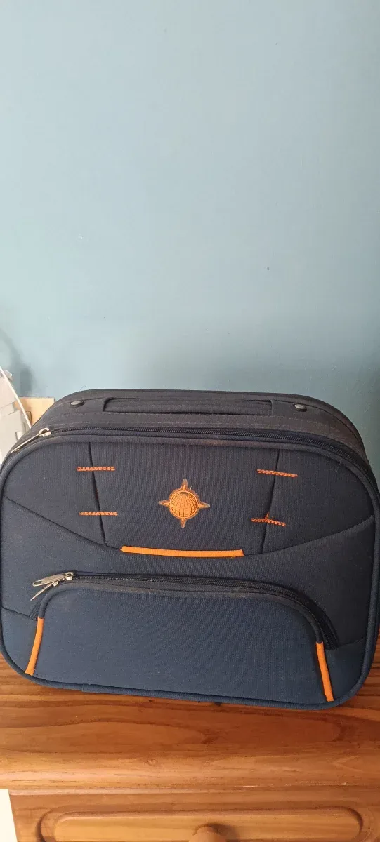 Neceser de viaje azul y naranja