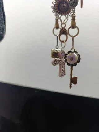 Chatelaine in bronzo con ciondoli