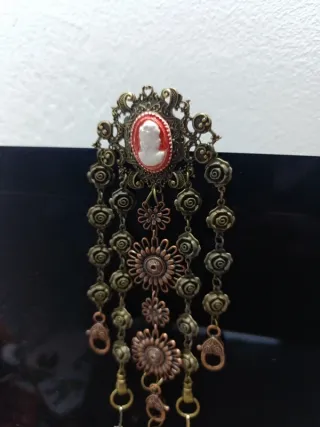 Chatelaine in bronzo con ciondoli