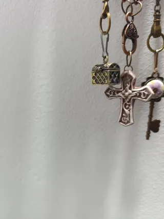 Chatelaine in bronzo con ciondoli