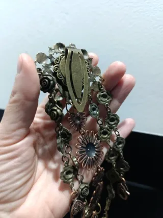 Chatelaine in bronzo con ciondoli