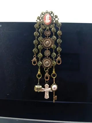 Chatelaine in bronzo con ciondoli