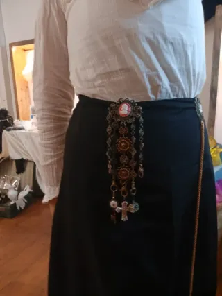 Chatelaine in bronzo con ciondoli