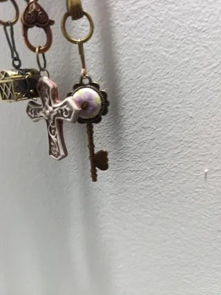 Chatelaine in bronzo con ciondoli