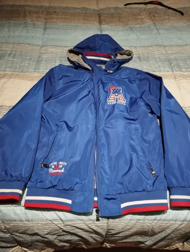 Chaqueta azul con capucha para chico