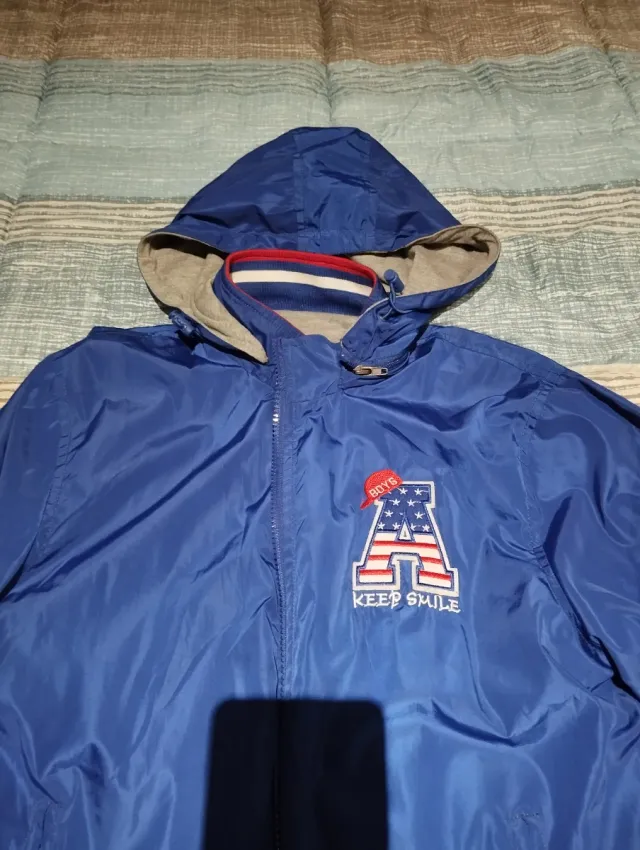 Chaqueta azul con capucha para chico