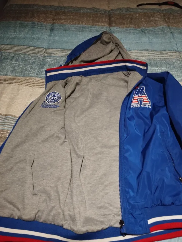 Chaqueta azul con capucha para chico