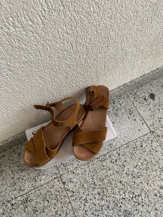 Sandalias de piel marrón