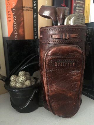 Adorno de golf vintage con palos y bolas