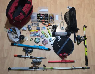 Lote de cañas de pescar y accesorios