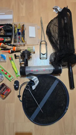 Lote de cañas de pescar y accesorios