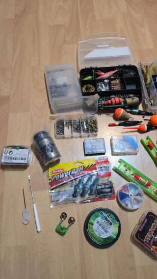 Lote de cañas de pescar y accesorios