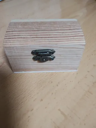 Joyero de madera con cierre metálico