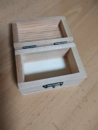 Joyero de madera con cierre metálico
