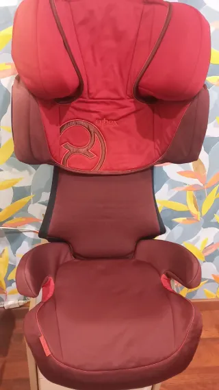 Silla de coche CYBEX roja con ISOFIX