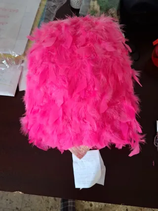 Gorro de plumas rosa. Complemento disfraz