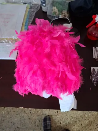 Gorro de plumas rosa. Complemento disfraz