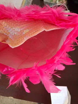 Gorro de plumas rosa. Complemento disfraz