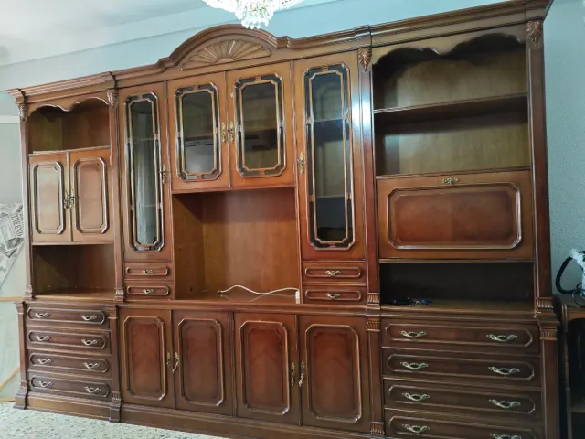 Librería de madera con puertas de cristal