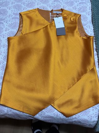 Top dorado asimétrico con botones