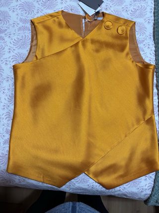 Top dorado asimétrico con botones