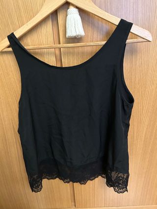 Top Bershka negro con encaje