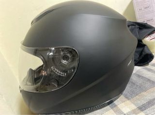 Casco de moto negro integral