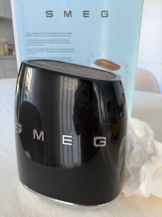 Suporte de facas SMEG preto com madeira