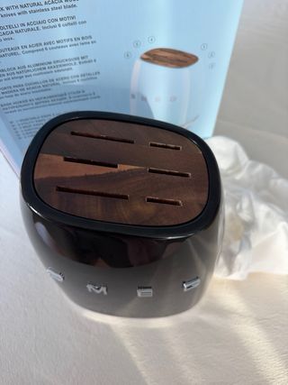 Suporte de facas SMEG preto com madeira