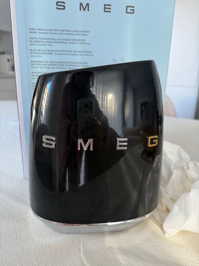 Suporte de facas SMEG preto com madeira