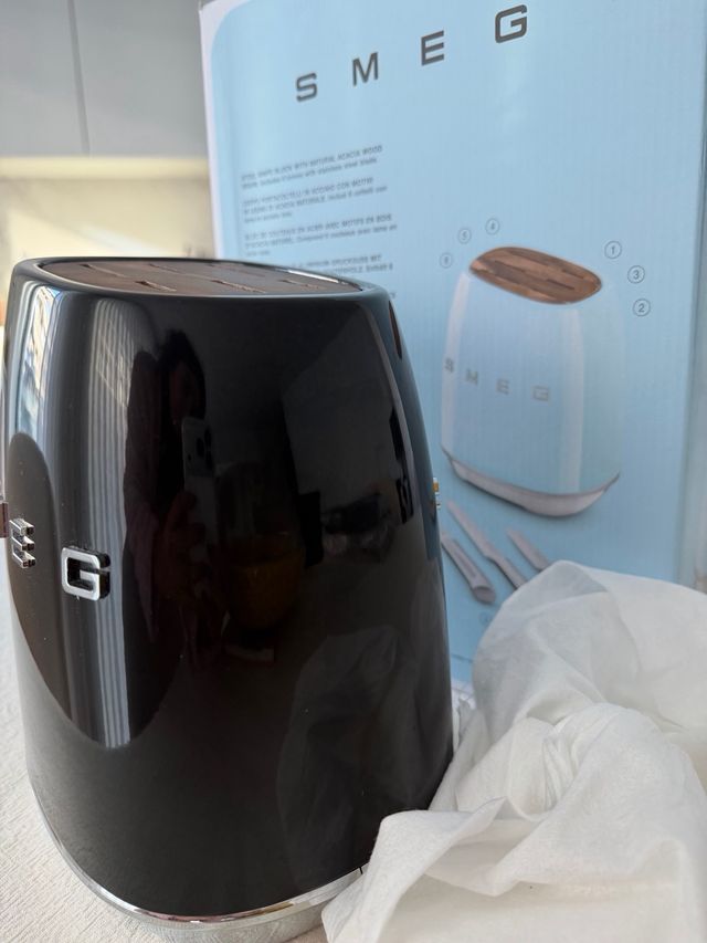 Suporte de facas SMEG preto com madeira