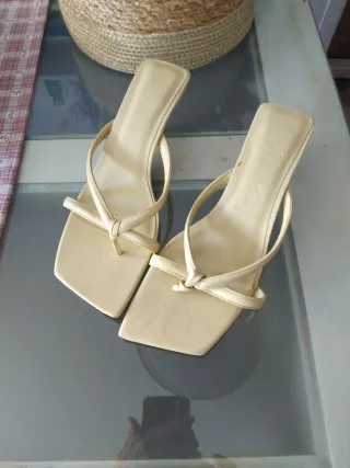 Sandalias Beige Cuadradas
