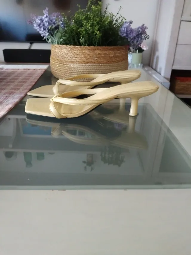 Sandalias Beige Cuadradas