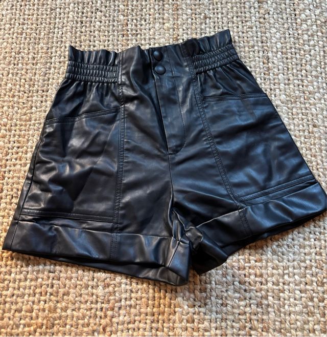 Shorts efecto piel negros