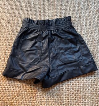 Shorts efecto piel negros