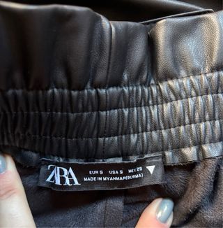 Shorts efecto piel negros