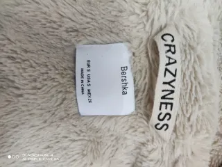 Chaqueta beige con capucha y pelo