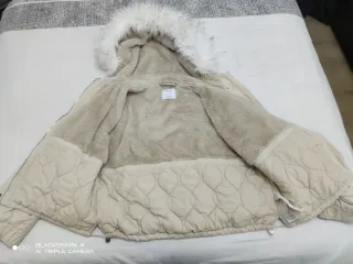 Chaqueta beige con capucha y pelo