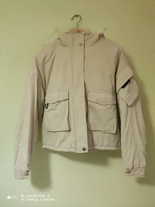 Chaqueta beige con capucha y pelo