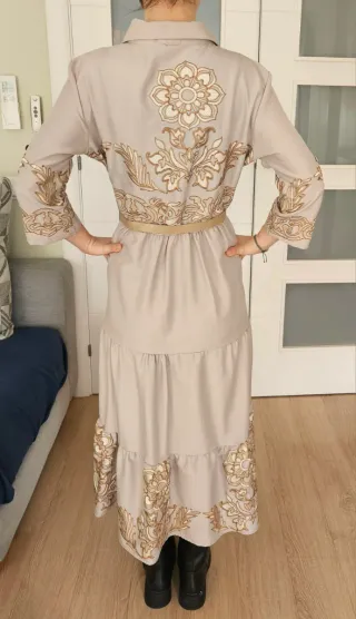 Vestido beige largo con bordados dorados