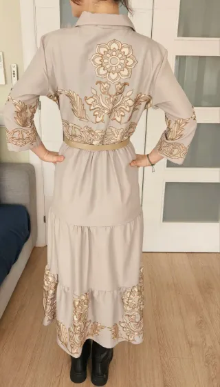 Vestido beige largo con bordados dorados