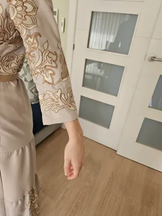 Vestido beige largo con bordados dorados