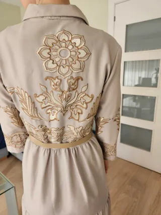 Vestido beige largo con bordados dorados