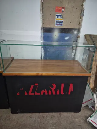 Expositor de cristal y madera